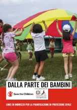 Copertina della pubblicazione 'Dalla parte dei bambini - Linee di indirizzo per i piani di emergenza comunali' di Save the Children Italia. La copertina presenta il titolo e il logo di Save the Children ed è relativa alle linee guida per l'inclusione dei diritti dei bambini nei piani di Protezione Civile comunali.