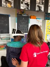 Operatore di Save the Children interagisce con bambini durante un’attività educativa del progetto Feel Safe Universe.