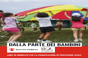 Copertina della pubblicazione 'Dalla parte dei bambini - Linee di indirizzo per i piani di emergenza comunali' di Save the Children Italia. La copertina presenta il titolo e il logo di Save the Children ed è relativa alle linee guida per l'inclusione dei diritti dei bambini nei piani di Protezione Civile comunali.