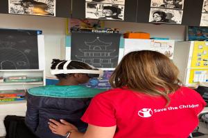 Operatore di Save the Children interagisce con bambini durante un’attività educativa del progetto Feel Safe Universe.